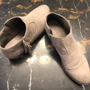 Carlos ankle booties taupe w/ fringe suede Sz 8
